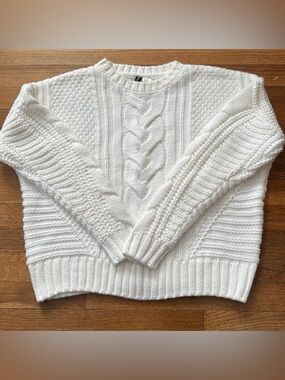 🌷H&M Divided brand ivory cable knit sweater. Size S.